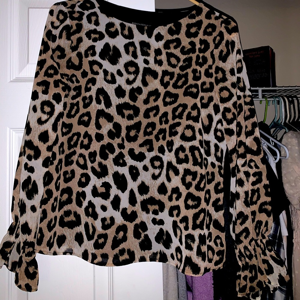 Only worn 1 time. Basically brand new. From Banana Republic. Very good quality.